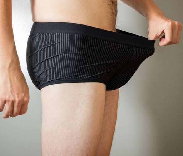ペニス増大手術後にパンツを覗く男性